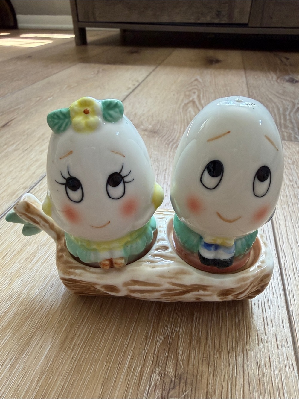 VTG Giftcraft Egg Salt & Pepper Shakers Anthropomorphic Mr & Mrs Humpty Dumpty